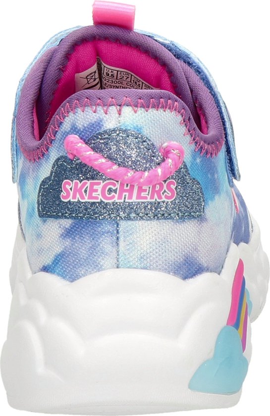 Achterkant van een blauwe Skechers sneaker met regenboog, wolkenprint en glitter.
