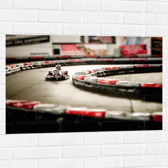 WallClassics - Muursticker - Karter op Indoor Kartbaan - 90x60 cm Foto op Muursticker
