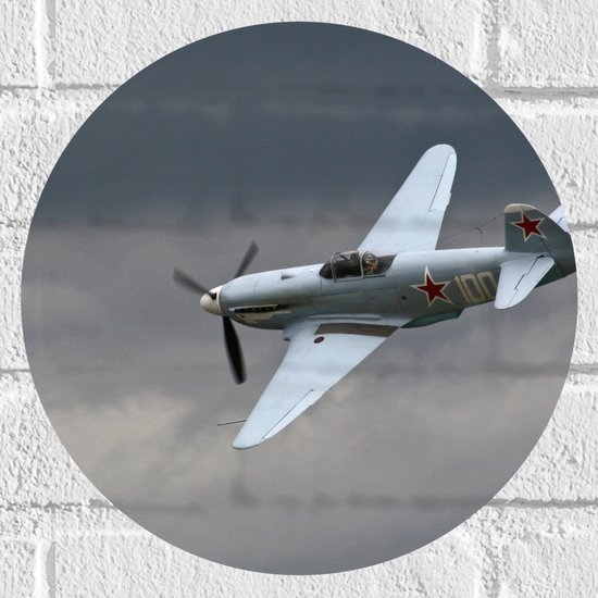 WallClassics - Muursticker Cirkel - Wit Vliegtuigje bij Donkere Wolken - 30x30 cm Foto op Muursticker