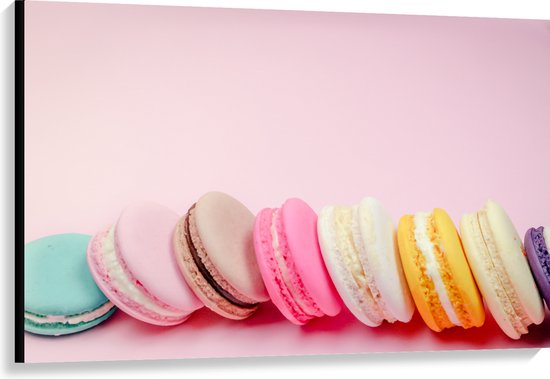 Canvas - Rij Overheerlijke Macarons in Verschillende Smaken op Roze Achtergrond - 120x80 cm Foto op Canvas Schilderij (Wanddecoratie op Canvas)