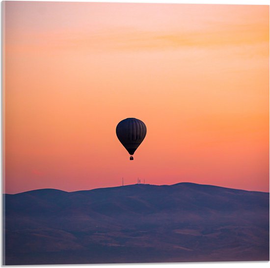 Acrylglas - Heteluchtballon boven Berg tijdens Zonsondergang in Turkije - 50x50 cm Foto op Acrylglas (Met Ophangsysteem)