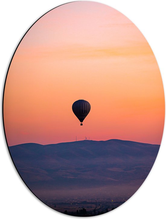 Dibond Ovaal - Heteluchtballon boven Berg tijdens Zonsondergang in Turkije - 42x56 cm Foto op Ovaal (Met Ophangsysteem)