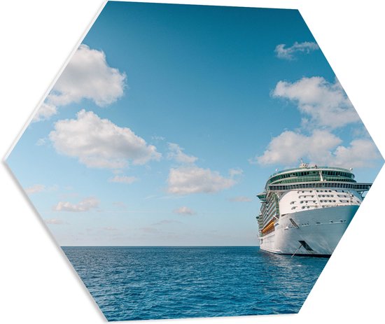 WallClassics - PVC Schuimplaat Hexagon - Vooraanzicht van Groot Cruiseschip op Open Zee - 60x52.2 cm Foto op Hexagon (Met Ophangsysteem)