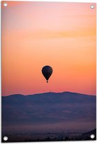 Tuinposter – Heteluchtballon boven Berg tijdens Zonsondergang in Turkije - 50x75 cm Foto op Tuinposter (wanddecoratie voor buiten en binnen)