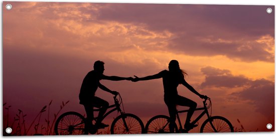 WallClassics - Tuinposter – Silhouet van Koppel op de Fiets bij de Avondzon - 100x50 cm Foto op Tuinposter (wanddecoratie voor buiten en binnen)