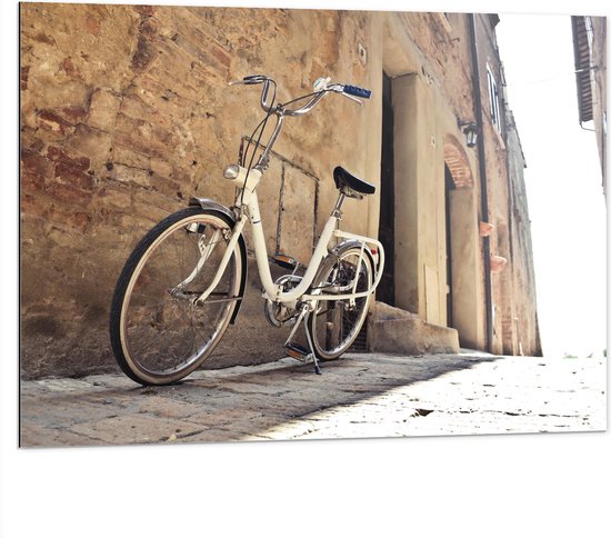 WallClassics - Dibond - Witte Fiets geparkeerd in Steegje - 100x75 cm Foto op Aluminium (Wanddecoratie van metaal)