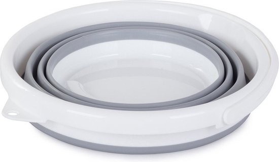 Seau pliable gris, plié à plat, avec une bordure blanche.