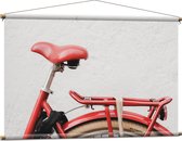 WallClassics - Textielposter - Rood Zadel op Rode Fiets - 120x80 cm Foto op Textiel