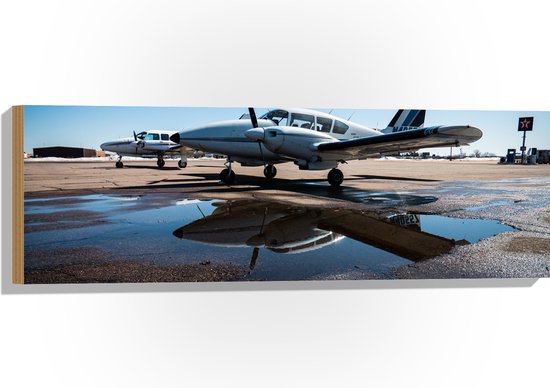 WallClassics - Hout - Wit Vliegtuig op de Grond - 90x30 cm - 9 mm dik - Foto op Hout (Met Ophangsysteem)