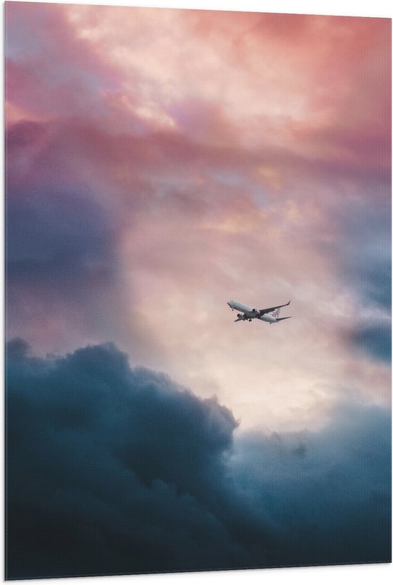 WallClassics - Vlag - Vliegtuig tussen Donkere Onweerswolken - 80x120 cm Foto op Polyester Vlag