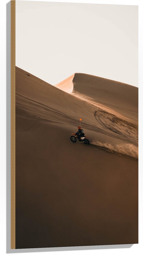 WallClassics - Hout - Oranje Motorrijder op Zandheuvel in de Woestijn - 50x100 cm - 9 mm dik - Foto op Hout (Met Ophangsysteem)