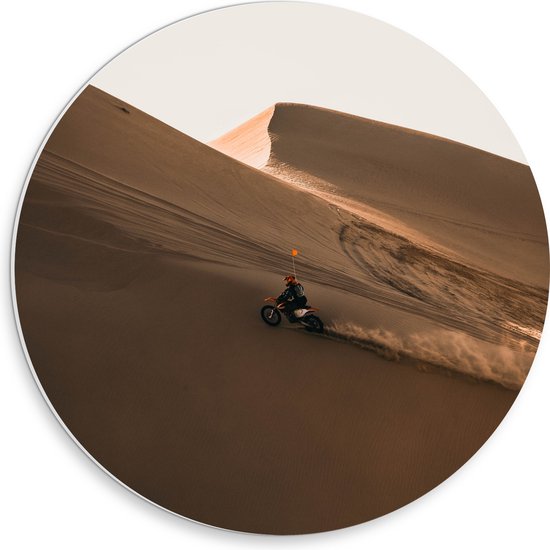 WallClassics - PVC Schuimplaat Muurcirkel - Oranje Motorrijder op Zandheuvel in de Woestijn - 30x30 cm Foto op Muurcirkel (met ophangsysteem)
