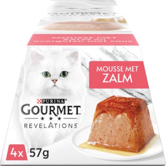 Verpakking kattenvoer: witte kat naast zalmmousse op een schoteltje.