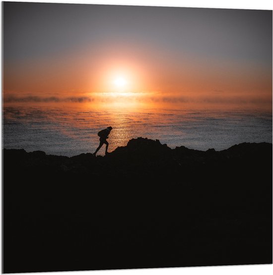 WallClassics - Acrylglas - Man lopend over Berg aan de Zee met Zonsondergang - 100x100 cm Foto op Acrylglas (Met Ophangsysteem)