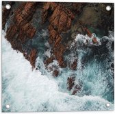 WallClassics - Tuinposter – Woesten Zee bij Rotsen - 50x50 cm Foto op Tuinposter (wanddecoratie voor buiten en binnen)