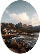 WallClassics - PVC Schuimplaat Ovaal - Huisjes in de Bergen aan het Water - 42x56 cm Foto op Ovaal (Met Ophangsysteem)