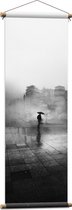 WallClassics - Textielposter - Man met Paraplu alleen over Straat - Zwart Wit - 40x120 cm Foto op Textiel