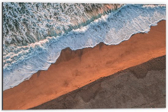WallClassics - Dibond - Bovenaanzicht van Golven stromend over het Strand - 60x40 cm Foto op Aluminium (Wanddecoratie van metaal)