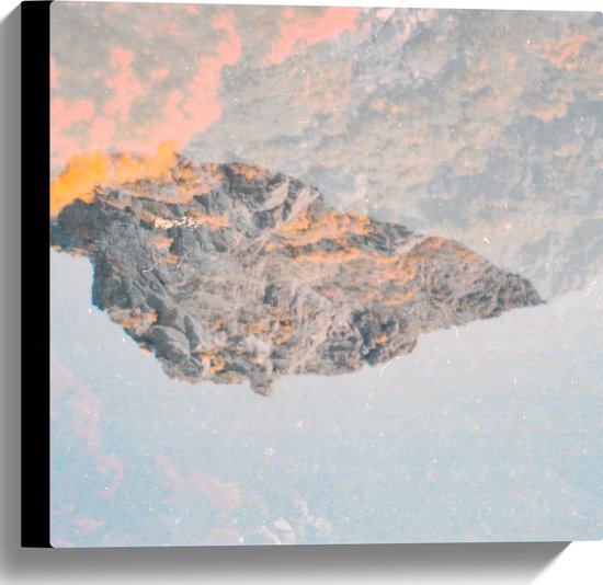 WallClassics - Canvas - Weerspiegelende Berg - 40x40 cm Foto op Canvas Schilderij (Wanddecoratie op Canvas)