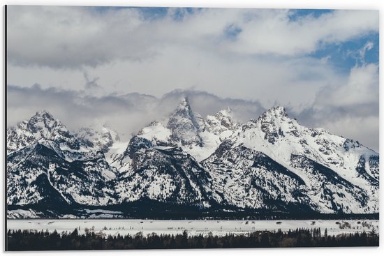 WallClassics - Dibond - Rij Bergen onder de Sneeuw met Schapenwolken - 60x40 cm Foto op Aluminium (Met Ophangsysteem)