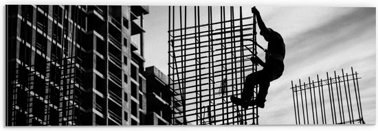 WallClassics - Dibond - Man op constructie - Zwart Wit - 60x20 cm Foto op Aluminium (Wanddecoratie van metaal)