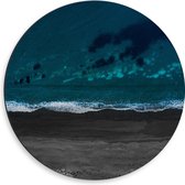 WallClassics - Dibond Muurcirkel - Zee bij Zwarte Strand - 50x50 cm Foto op Aluminium Muurcirkel (met ophangsysteem)