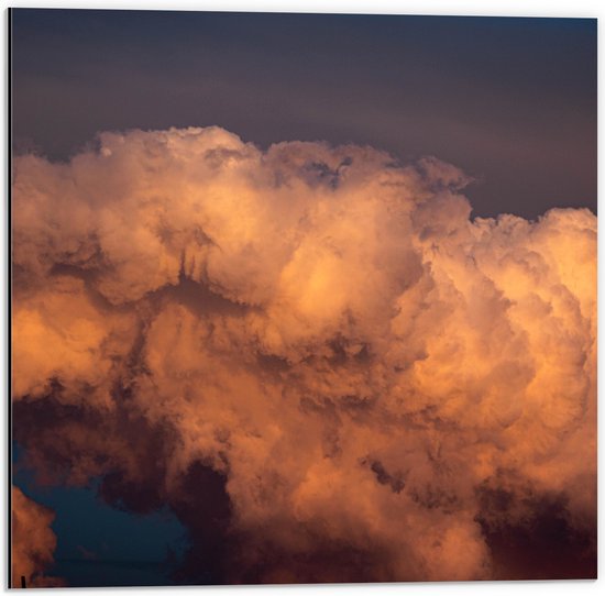 WallClassics - Dibond - Zachte Wolken door Donkere Lucht - 50x50 cm Foto op Aluminium (Wanddecoratie van metaal)