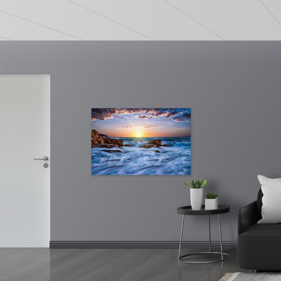 WallClassics - Plaque de Mousse PVC - Coucher de Soleil aux Couleurs Vives Derrière la Mer Sauvage - Photo 120x80 cm sur Plaque de Mousse PVC (Avec Système d'accrochage)