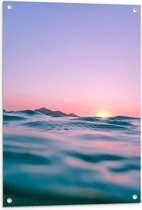 WallClassics - Tuinposter – De Kalme Zee met Paarskleurige Lucht - 60x80 cm Foto op Tuinposter (wanddecoratie voor buiten en binnen)