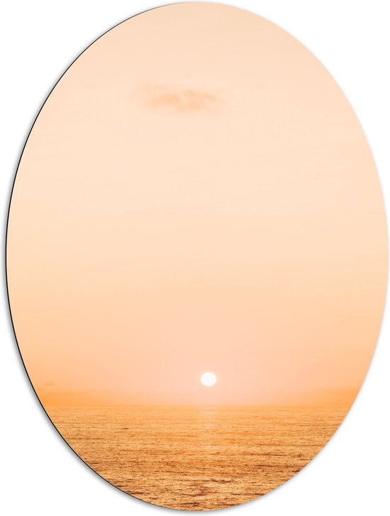 WallClassics - Dibond Ovaal - Mistige Zonsondergang boven Zee - 81x108 cm Foto op Ovaal (Met Ophangsysteem)