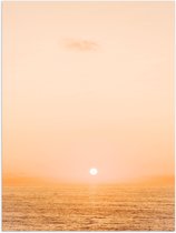 WallClassics - Poster Glanzend – Mistige Zonsondergang boven Zee - 75x100 cm Foto op Posterpapier met Glanzende Afwerking