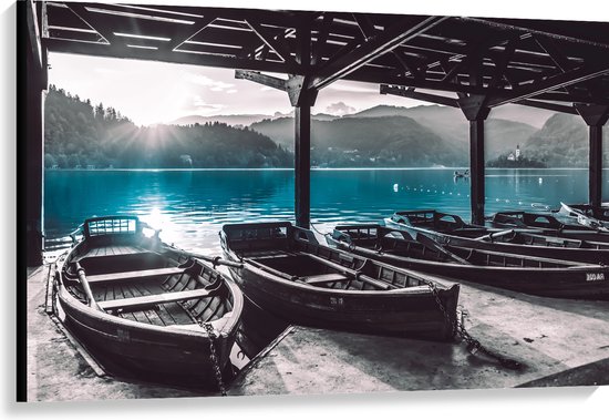 WallClassics - Canvas - Schepenverhuurder aan Prachtig Meer met Bergen - 120x80 cm Foto op Canvas Schilderij (Wanddecoratie op Canvas)