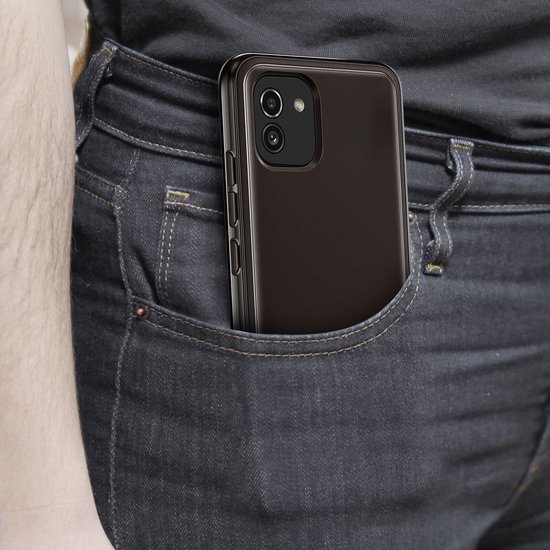 Man met een zwart Samsung Galaxy A03 hoesje in zijn jeanszak.