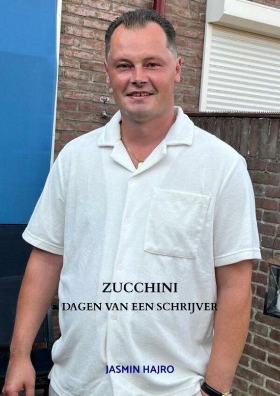 Een man met kort bruin haar, een witte korte broek en een gouden ketting draagt een wit overhemd. De tekst 'ZUCCHINI DAGEN VAN EEN SCHRIJVER JASMIN HAJRO' is zichtbaar.
