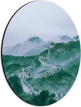 WallClassics - Dibond Ovaal - Chinese Muur door Bosgebied in China - 21x28 cm Foto op Ovaal (Met Ophangsysteem)