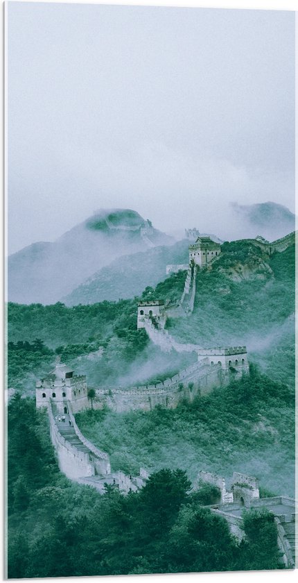 WallClassics - Acrylglas - Chinese Muur door Bosgebied in China - 50x100 cm Foto op Acrylglas (Met Ophangsysteem)