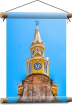 Textielposter - Gele Klok Toren onder Blauwe Lucht - 30x40 cm Foto op Textiel