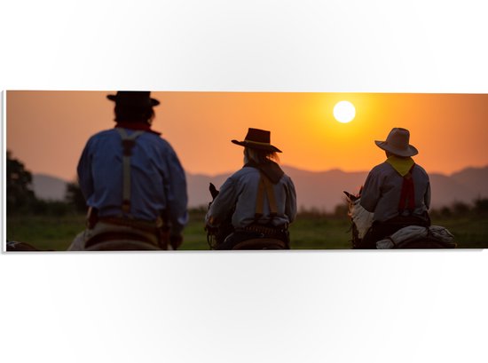 PVC Schuimplaat - Achteraanzicht van Drie Cowboys op Paarden tijdens Felle Zonsondergang - 60x20 cm Foto op PVC Schuimplaat (Met Ophangsysteem)