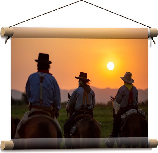 Textielposter - Achteraanzicht van Drie Cowboys op Paarden tijdens Felle Zonsondergang - 40x30 cm Foto op Textiel