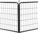 Close-up van de scharnierende verbinding tussen twee zwarte metalen panelen van een puppyren.