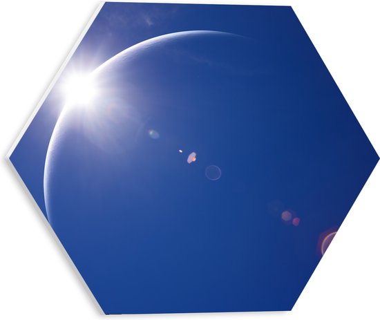 PVC Schuimplaat Hexagon - Begin van Zonsverduistering bij Heldere Blauwe Lucht - 30x26.1 cm Foto op Hexagon (Met Ophangsysteem)