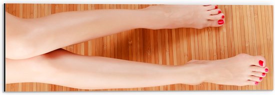 Dibond - Bovenaanzicht van Vrouwen Benen met Roodkleurige Teennagels op Houten Ondergrond - 60x20 cm Foto op Aluminium (Met Ophangsysteem)
