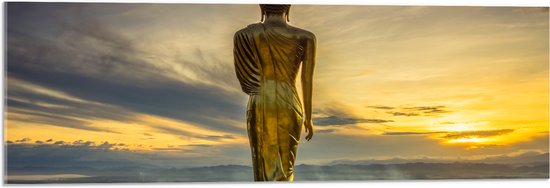 Acrylglas - Gouden Buddha op Standaard met Uitzicht op Landschap - 90x30 cm Foto op Acrylglas (Met Ophangsysteem)