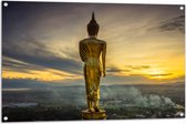 Tuinposter – Gouden Buddha op Standaard met Uitzicht op Landschap - 105x70 cm Foto op Tuinposter (wanddecoratie voor buiten en binnen)