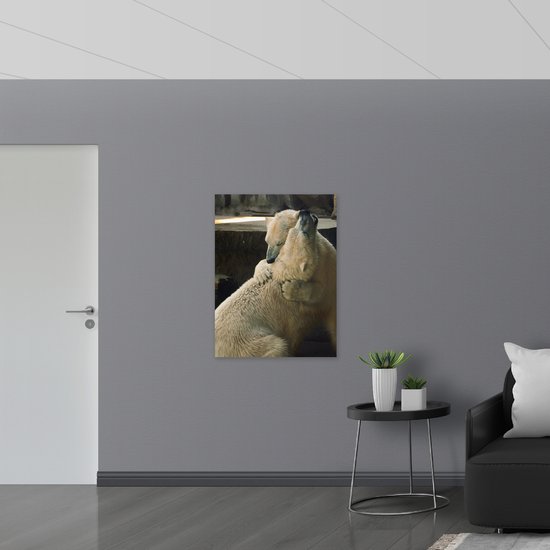 WallClassics - Dibond - Twee Grote Knuffelende IJsberen - 75x100 cm Foto op Aluminium (Wanddecoratie van metaal)