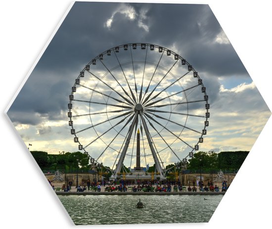 PVC Schuimplaat Hexagon - Groot Toeristisch Reuzenrad in Parijs onder Donkere Wolken, Frankrijk - 30x26.1 cm Foto op Hexagon (Met Ophangsysteem)
