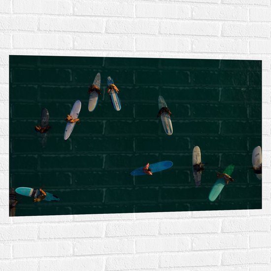 WallClassics - Muursticker - Personen op Surfborden in het Water - 105x70 cm Foto op Muursticker