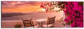Dibond - Tafel met Stoeljes op Balkon met Roze Bloemenstruik met Uitzicht op Zee - 60x20 cm Foto op Aluminium (Wanddecoratie van metaal)