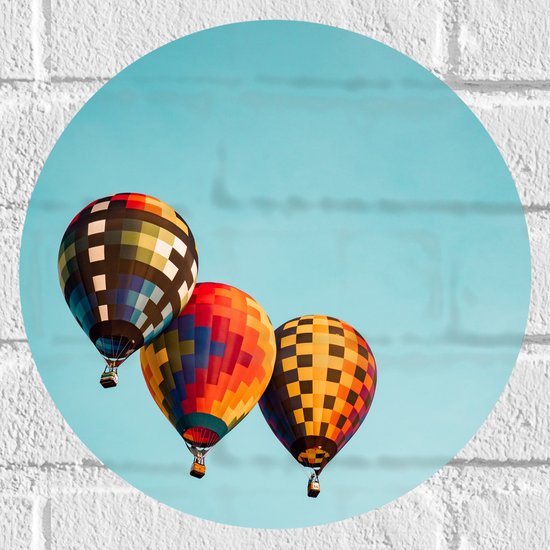 WallClassics - Muursticker Cirkel - Gekleurde Luchtballonnen in de Lucht - 30x30 cm Foto op Muursticker