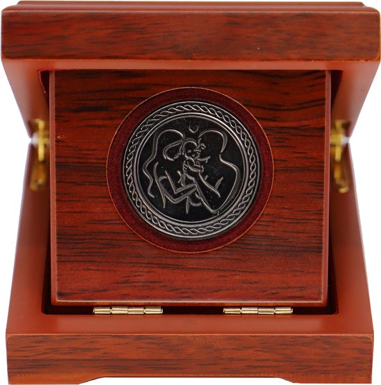 coinsandawards.com - Geboortemunt - antiek zilver - houten geschenkdoos